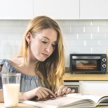 Bake&Toast 450 - Mini-four avec 1000 W, capacité de 10 litres, température jusqu'à 230 °C et minuterie jusqu'à 60 minutes. Il est parfait pour panini et viennoiserie.