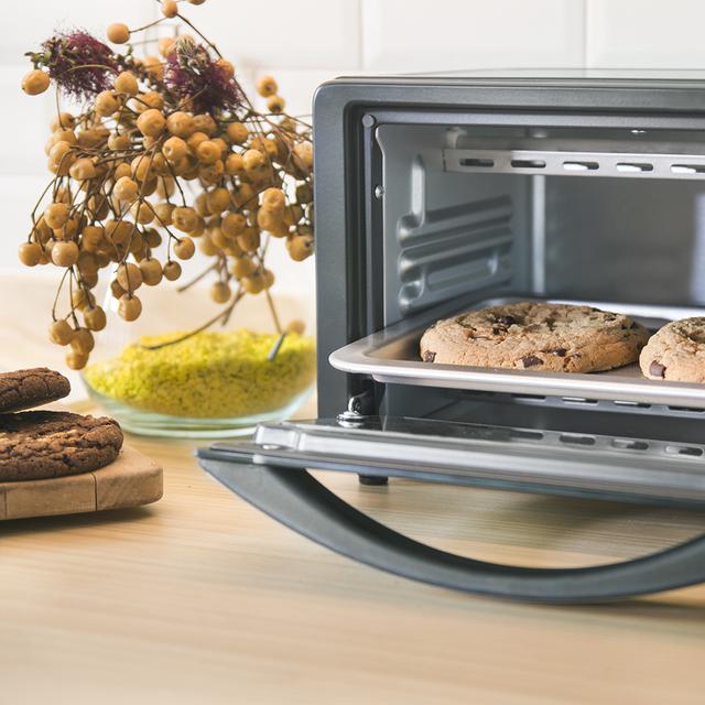 Bake&Toast 450 - Mini-four avec 1000 W, capacité de 10 litres, température jusqu'à 230 °C et minuterie jusqu'à 60 minutes. Il est parfait pour panini et viennoiserie.