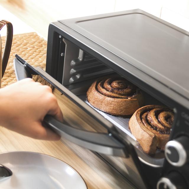 Bake&Toast 450 - Mini-four avec 1000 W, capacité de 10 litres, température jusqu'à 230 °C et minuterie jusqu'à 60 minutes. Il est parfait pour panini et viennoiserie.