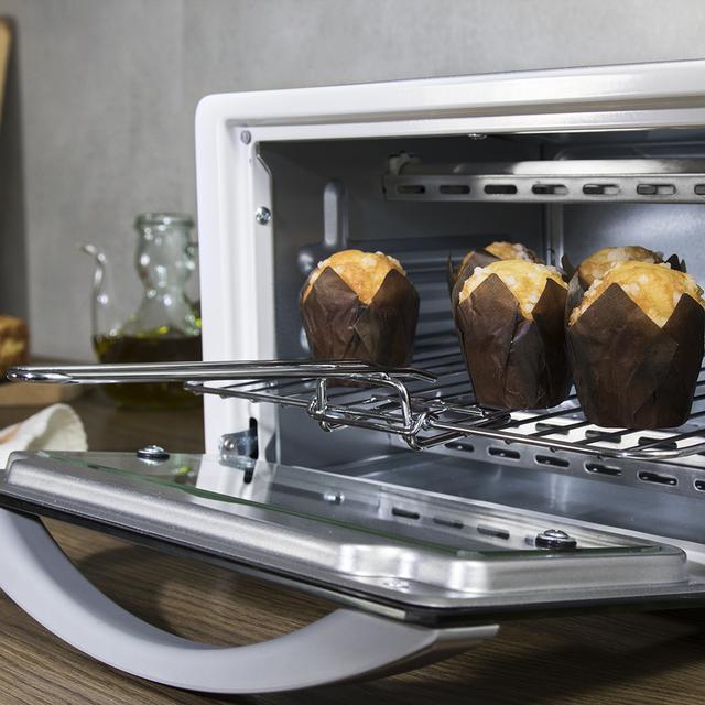 Mini-four Bake&Toast 490. 1000 W, capacité de 10 litres, température jusqu'à 230 °C, minuterie jusqu'à 60 minutes et plateau ramasse-miettes. Il est parfait pour panini et viennoiserie.