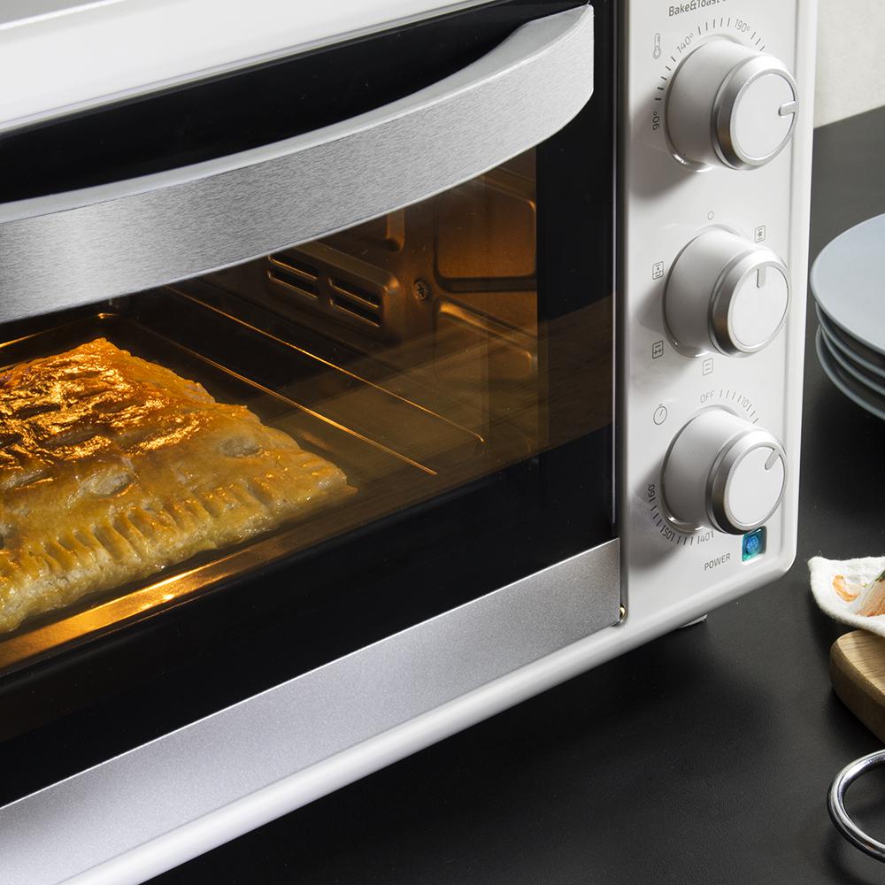 Mini-four Bake&Toast 690 Gyro. 30 litres de capacité, 1500 W, 5 modes, température jusqu'à 230 °C, minuterie jusqu'à 60 minutes et accessoire rôtissoire avec pinces.