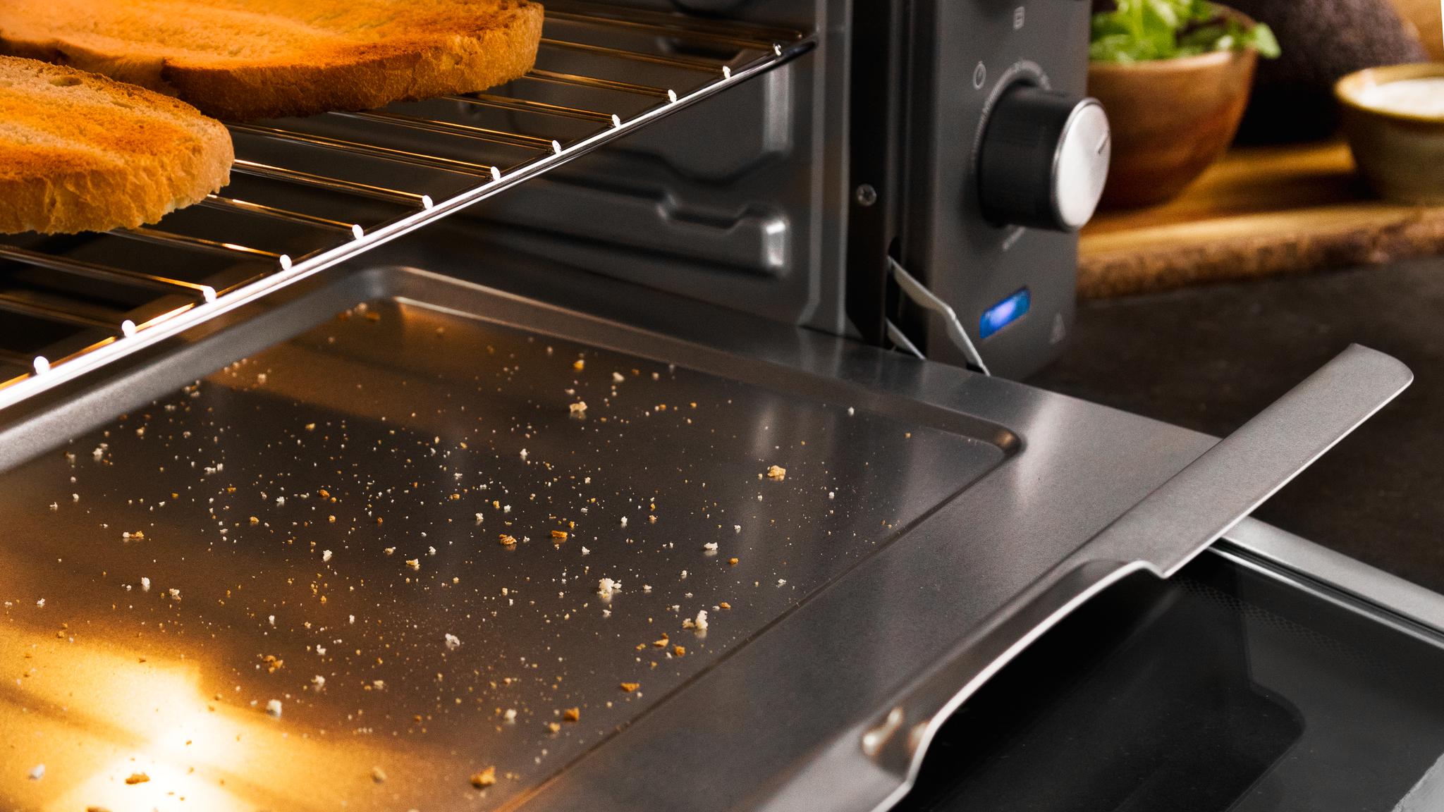 Grazie al vassoio raccogli-briciole, il forno a convezione è molto facile da pulire. Potrai sempre averlo pronto e preparato per qualsiasi preparazione.