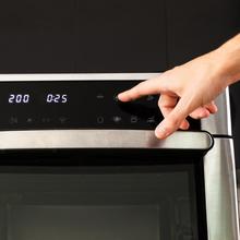 Mini-four friteuse à l’air chaud, cuisson par convection, 30 litres de capacité et 1600 W de puissance.