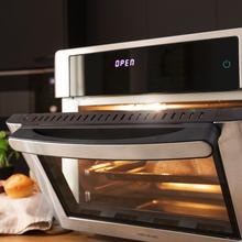 Mini-four friteuse à l’air chaud, cuisson par convection, 26 litres de capacité et 1600 W de puissance.