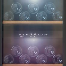Cave à vin Bolero GrandSommelier Duo 77000 Noir d'une capacité de 77 bouteilles et d'un système de refroidissement par compresseur qui garantit des performances élevées, offrant une double zone pour le vin rouge, blanc ou champagne. Température réglable et lumière LED intérieure.