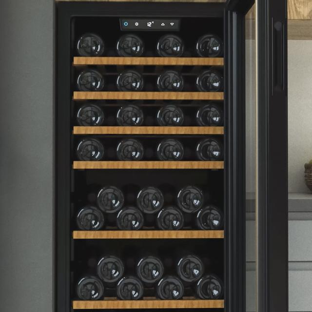 Cantinetta vino Bolero GrandSommelier B98 Black da 98 bottiglie e sistema di raffreddamento a compressore, che garantisce prestazioni elevate. Temperatura regolabile e luce LED interna.