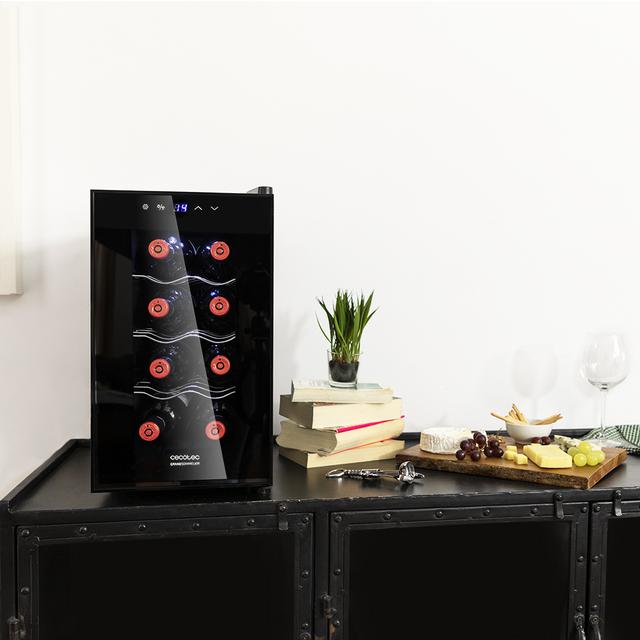 Grand Sommelier 800 CoolCrystal Weinskühlschrank 8 Flaschen, 25 Liter Fassungsvermögen, FullCrystal Tür, Verspiegeltes Finish, Edelstahlböden, Touchpanel und LED-Anzeige