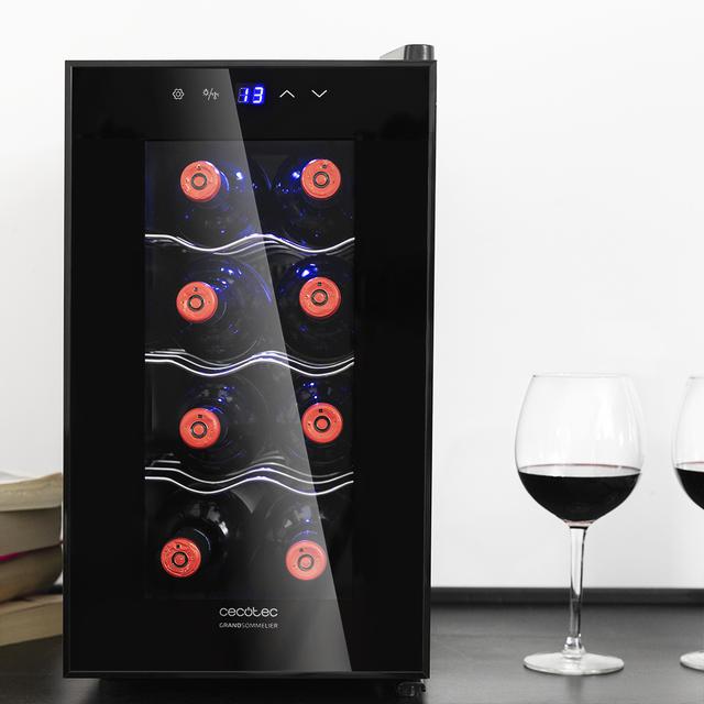 Cave à vin Grand Sommelier 800 CoolCrystal. Cave à vin pour 8 bouteilles, 25 L de capacité, porte FullCrystal finition miroir, étagères en acier inoxydable, panneau tactile et écran LED