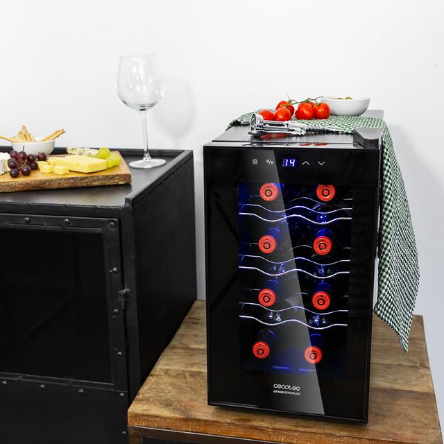 Cave à vin Grand Sommelier 800 CoolCrystal. Cave à vin pour 8 bouteilles, 25 L de capacité, porte FullCrystal finition miroir, étagères en acier inoxydable, panneau tactile et écran LED