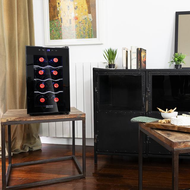 Cave à vin Grand Sommelier 800 CoolCrystal. Cave à vin pour 8 bouteilles, 25 L de capacité, porte FullCrystal finition miroir, étagères en acier inoxydable, panneau tactile et écran LED