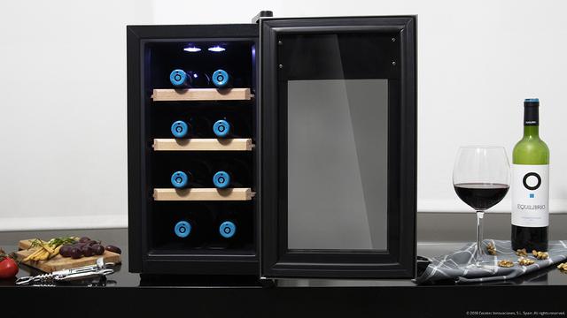 Grand Sommelier 800 CoolWood Weinskühlschrank. 8 Flaschen, 25 Liter Fassungsvermögen, Glastür mit Edelstahlrahmen und Holzeinlegeböden, Touchpanel und LED-Anzeige