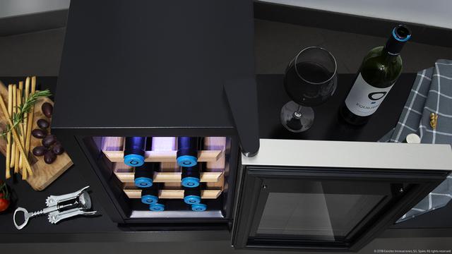 Cave à vin Grand Sommelier 800 CoolWood. Cave à vin pour 8 bouteilles, 25 L de capacité, porte en verre avec encadrement en acier inoxydable et étagères en bois, panneau tactile et écran LED