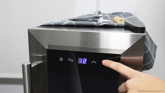 Grand Sommelier 800 CoolWood Weinskühlschrank. 8 Flaschen, 25 Liter Fassungsvermögen, Glastür mit Edelstahlrahmen und Holzeinlegeböden, Touchpanel und LED-Anzeige