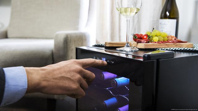 Cave à vin Grand Sommelier 1200 CoolCrystal. Cave à vin pour 12 bouteilles, 33 L de capacité, design porte FullCrystal, finition miroir, étagère en acier inoxydable, panneau tactile et écran LED