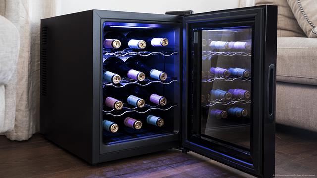 Cave à vin Grand Sommelier 1200 CoolCrystal. Cave à vin pour 12 bouteilles, 33 L de capacité, design porte FullCrystal, finition miroir, étagère en acier inoxydable, panneau tactile et écran LED