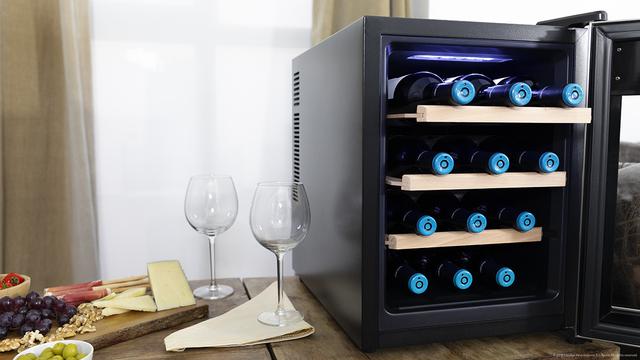 Cantinetta vini Grand Sommelier 1200 CoolWood. 12 bottiglie, capacità di 33 L, design sportello in vetro con cornice in acciaio inossidabile e ripiani in legno, pannello touch e display LED