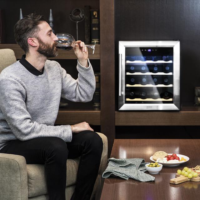 Cave à vin Grand Sommelier 1600 SilenceWood. Cave à vin pour 16 bouteilles, 48 L de capacité, design porte en verre avec encadrement en acier inoxydable et étagères en bois, panneau tactile et écran LED