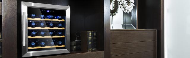 Grand Sommelier 1600 SilenceWood Weinskühlschrank 16 Flaschen, 48 Liter Fassungsvermögen, Glastür mit Edelstahlrahmen und Holzeinlegeböden, Touchpanel und LED-Anzeige, vermeidet Zittern