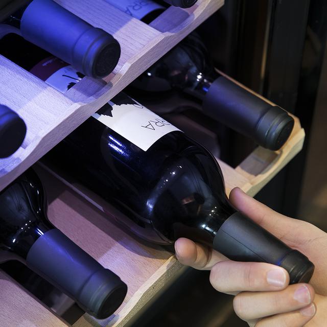 Cave à vin Grand Sommelier 1600 SilenceWood. Cave à vin pour 16 bouteilles, 48 L de capacité, design porte en verre avec encadrement en acier inoxydable et étagères en bois, panneau tactile et écran LED