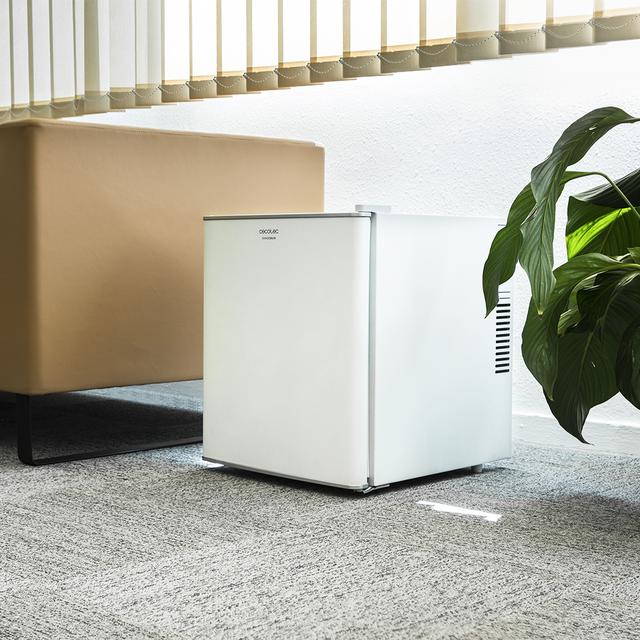 Minibar GrandCooler 10000 Silent White da 46 l di capacità, efficienza energetica A+, tecnologia termoelettrica, silenzioso, con luce LED interna e sistema Auto Defrost.