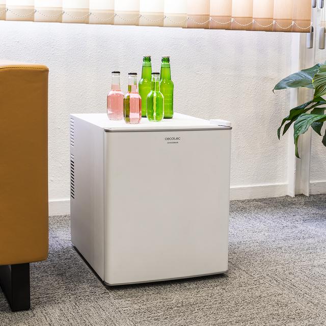 Mini-réfrigérateur GrandCooler 10000 Silent White de 46 L de capacité, efficacité énergétique A+, technologie thermoélectrique, silencieux, avec lumière LED à l’intérieur et système Auto Defrost