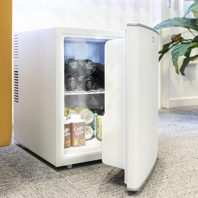 Mini-réfrigérateur GrandCooler 10000 Silent White de 46 L de capacité, efficacité énergétique A+, technologie thermoélectrique, silencieux, avec lumière LED à l’intérieur et système Auto Defrost