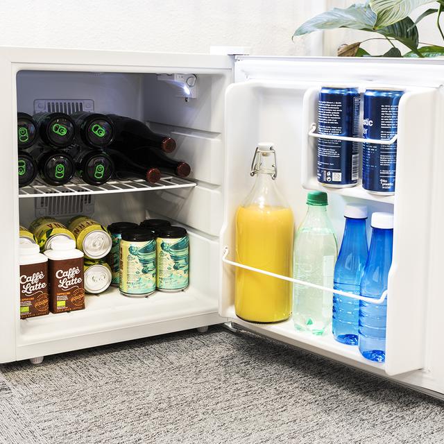 Cecotec GrandCooler 10000 Silent White Minibar mit 46 L Fassungsvermögen, Energieeffizienz A+, thermoelektrische Technologie, geräuschlos, mit LED-Innenbeleuchtung und Auto Defrost System.