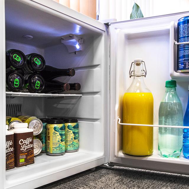 Cecotec GrandCooler 10000 Silent White Minibar mit 46 L Fassungsvermögen, Energieeffizienz A+, thermoelektrische Technologie, geräuschlos, mit LED-Innenbeleuchtung und Auto Defrost System.