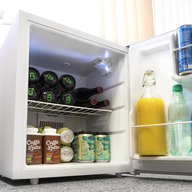 Minibar GrandCooler 10000 Silent White da 46 l di capacità, efficienza energetica A+, tecnologia termoelettrica, silenzioso, con luce LED interna e sistema Auto Defrost.