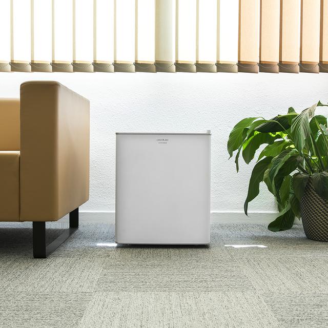 Minibar GrandCooler 10000 Silent White da 46 l di capacità, efficienza energetica A+, tecnologia termoelettrica, silenzioso, con luce LED interna e sistema Auto Defrost.