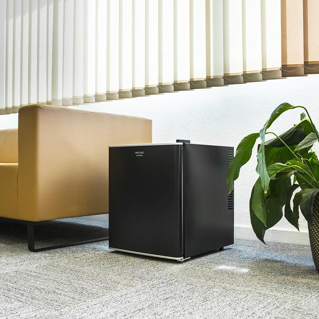 Mini-réfrigérateur GrandCooler 10000 Silent Black de 46 L de capacité, efficacité énergétique A+, technologie thermoélectrique, silencieux, avec lumière LED à l’intérieur et système Auto Defrost.