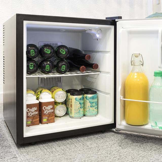 Cecotec GrandCooler 10000 Silent Black Minibar mit 46 L Fassungsvermögen, A+ Energieeffizienz, thermoelektrische Technologie, geräuschlos, LED-Innenbeleuchtung und Auto Defrost System.