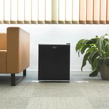 Mini-réfrigérateur GrandCooler 10000 Silent Black de 46 L de capacité, efficacité énergétique A+, technologie thermoélectrique, silencieux, avec lumière LED à l’intérieur et système Auto Defrost.