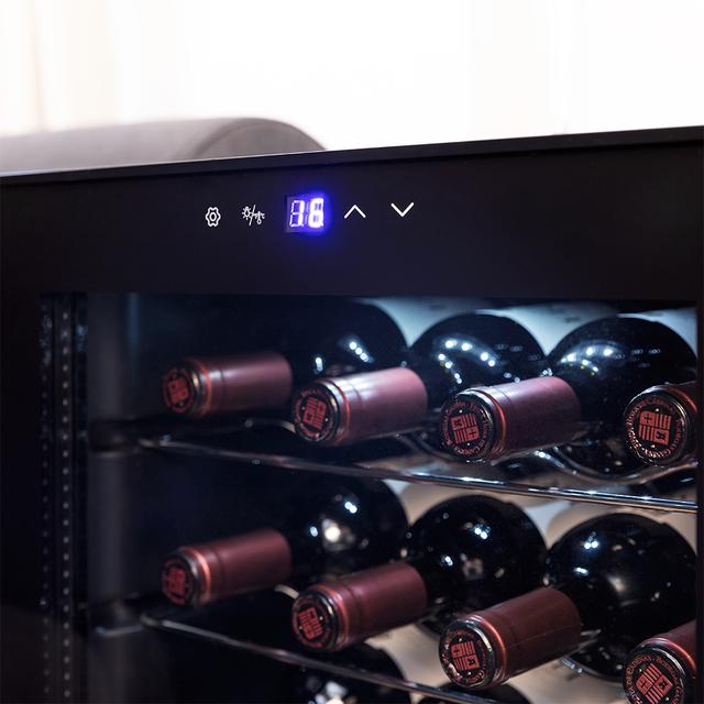 Cave à vin GrandSommelier 24000 Black Compressor. 24 bouteilles, compresseur, haute performance garantie, température réglable et lumière LED à l'intérieur.