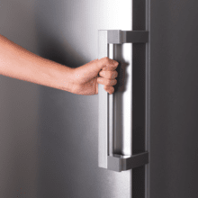 Congélateur de grande capacité avec une flexibilité d'utilisation pour le congélateur et le réfrigérateur. Il est parfait pour être combiné avec un réfrigérateur à une porte et le transformer en un réfrigérateur style américain, grâce à son kit d'installation latérale.