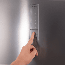 Congélateur de grande capacité avec une flexibilité d'utilisation pour le congélateur et le réfrigérateur. Il est parfait pour être combiné avec un réfrigérateur à une porte et le transformer en un réfrigérateur style américain, grâce à son kit d'installation latérale.