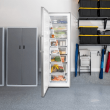 Congélateur de grande capacité avec une flexibilité d'utilisation pour le congélateur et le réfrigérateur. Il est parfait pour être combiné avec un réfrigérateur à une porte et le transformer en un réfrigérateur style américain, grâce à son kit d'installation latérale.