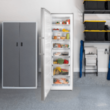 Congélateur de grande capacité avec une flexibilité d'utilisation pour le congélateur et le réfrigérateur. Il est parfait pour être combiné avec un réfrigérateur à une porte et le transformer en un réfrigérateur style américain, grâce à son kit d'installation latérale.