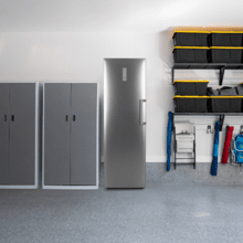 Congélateur de grande capacité avec une flexibilité d'utilisation pour le congélateur et le réfrigérateur. Il est parfait pour être combiné avec un réfrigérateur à une porte et le transformer en un réfrigérateur style américain, grâce à son kit d'installation latérale.