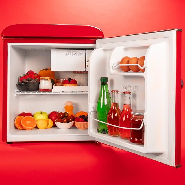 Bolero CoolMarket TT Origin 45 Red E Mini-réfrigérateur rétro rouge de 55 cm de hauteur et 44,7 cm de largeur avec une capacité de 45 litres, classe énergétique E, Icebox et poignée chromée.