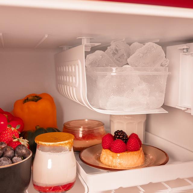 Bolero CoolMarket TT Origin 45 Red E Mini refrigerador de mesa retrô vermelho, 55cm de altura e 44,7cm de largura com capacidade de 45L, classe energética E, Icebox e alça cromada.