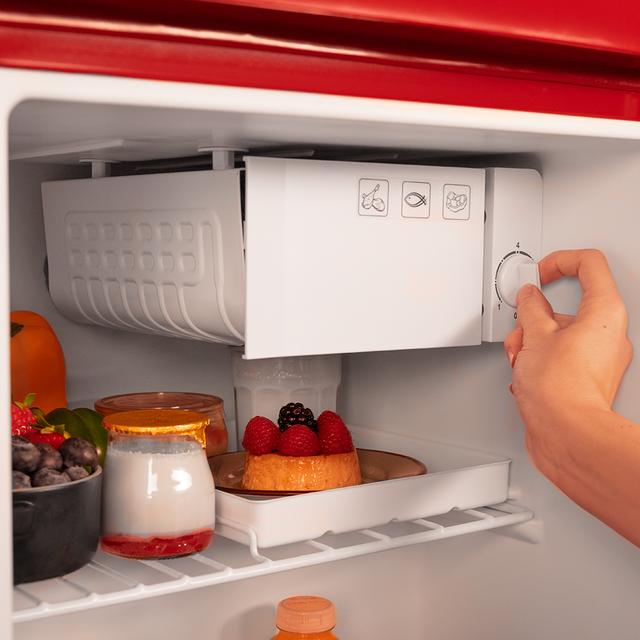 Bolero CoolMarket TT Origin 45 Red E Mini-réfrigérateur rétro rouge de 55 cm de hauteur et 44,7 cm de largeur avec une capacité de 45 litres, classe énergétique E, Icebox et poignée chromée.