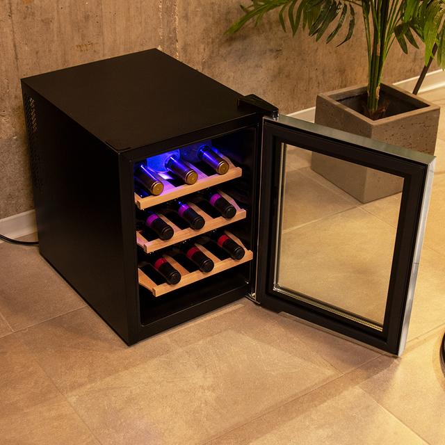 Cave de vinho Bolero GrandSommelier 1220 CoolWood com controlo da temperatura. Capacidade para 12 garrafas