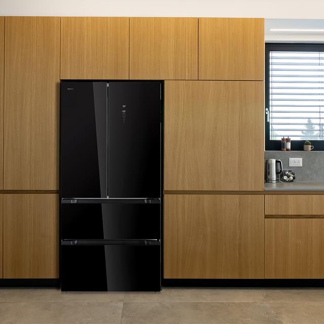 Bolero CoolMarket FD 510 Dark E Frigorífico 4 portas Inox estilo francês, com 510 litros de capacidade, 185 cm de altura, 85 cm de largura, classe E e Motor Inverter Plus. Além disso, tem diferentes modos com Fast Cooling e Fast Freezing, assim como sistemas como Multi Air Flow, Total No Frost, Metal Cooling.