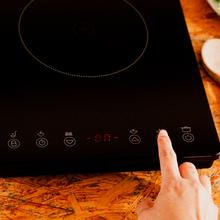 Piano cottura Full Magma Slim Induction con design in vetro, display touch, 8 livelli di potenza e timer.