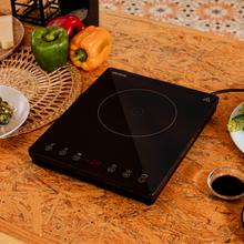 Piano cottura Full Magma Slim Induction con design in vetro, display touch, 8 livelli di potenza e timer.