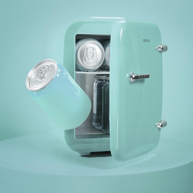 Retro-Kühlschrank Habana Light Blue 4 Liter, 12V-220V Betrieb, kompatibel mit Autos und Wohnwagen, Kühl- und Heizfunktion, Temperaturbereich 0-50 ºC und einfacher Transport.