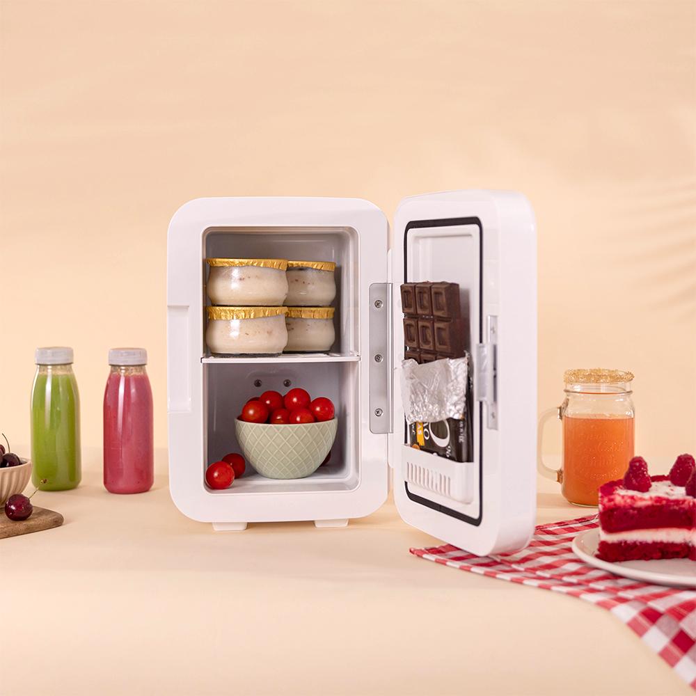 Mini nevera CECOTEC Bolero MiniCooling 6L Bahamas White con alimentos y snacks en el interior