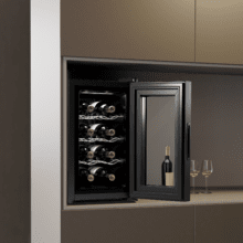 Bolero GrandSommelier 830 CoolCrystal Bodega puesta a temperatura de 8 botellas de capacidad con sistema termoeléctrico de enfriamiento que garantiza un alto rendimiento. Temperatura regulable y luz LED interior.