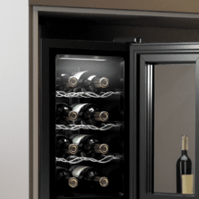 Cave de vinho Bolero GrandSommelier 830 CoolCrystal Cave de vinho com controlo da temperatura. Capacidade de 8 garrafas com sistema termoelétrico de arrefecimento, que garante um alto desempenho. Temperatura regulável e luz LED interior.